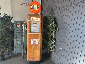 1955 Gilbarco Gulf Benzinepomp VK8910
